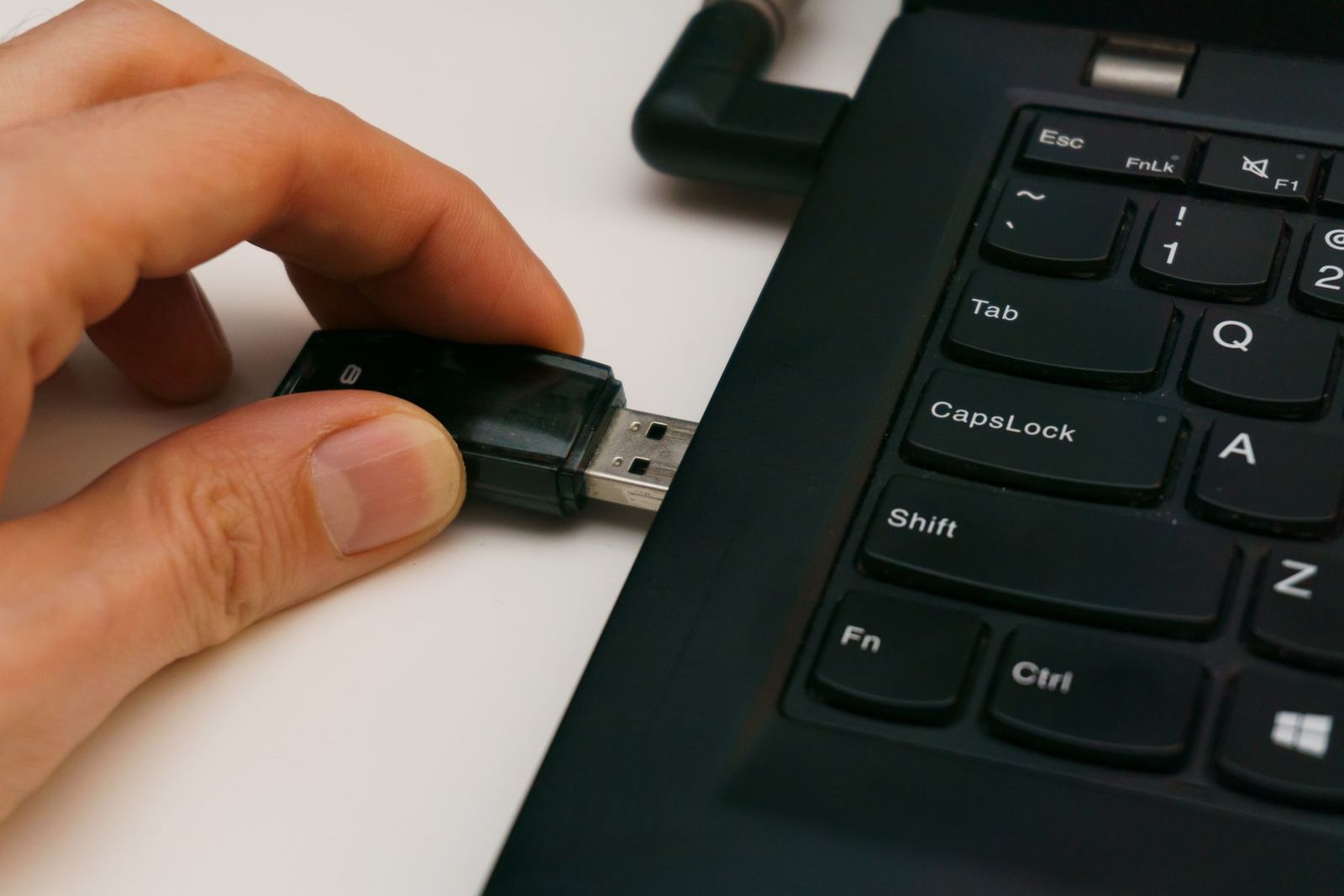 ノートPCのポートに差し込まれるUSBメモリ