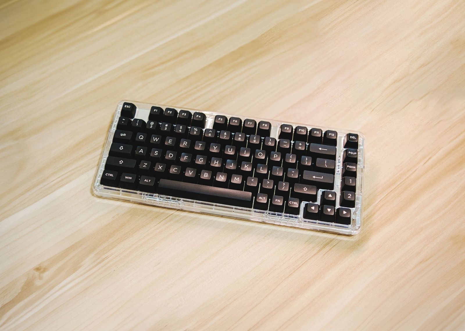 木製デスクの上のシンプルなメカニカルキーボード
